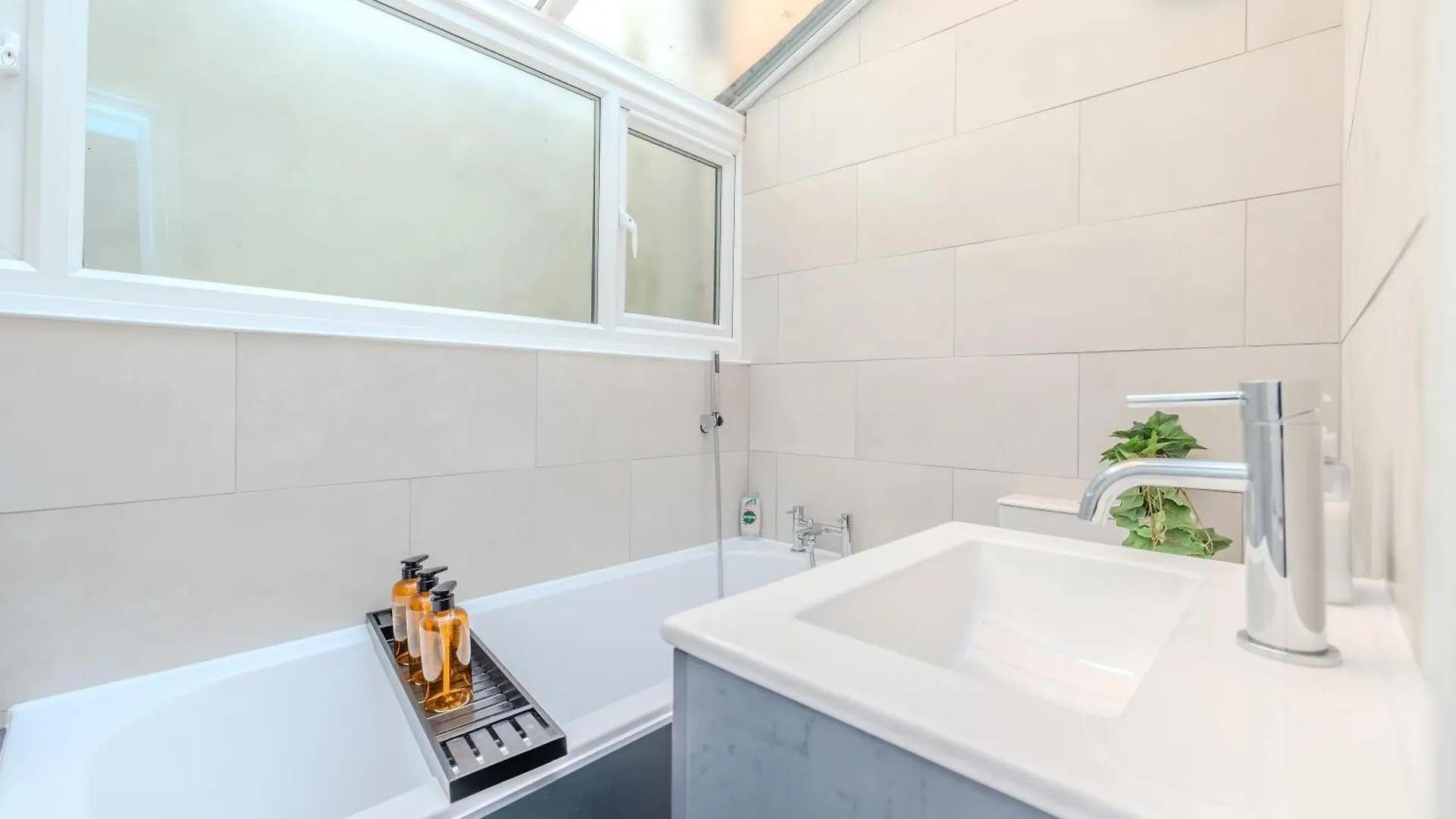 Seaside Sanctuary L Near Brighton Beach L Quiet Location L 3Bd Apartamento